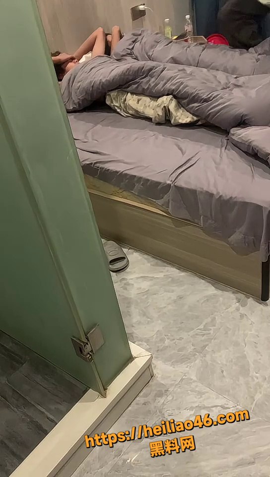 精神小伙 出轨被正牌女友捉奸在床 现场打斗视频曝光太劲爆！