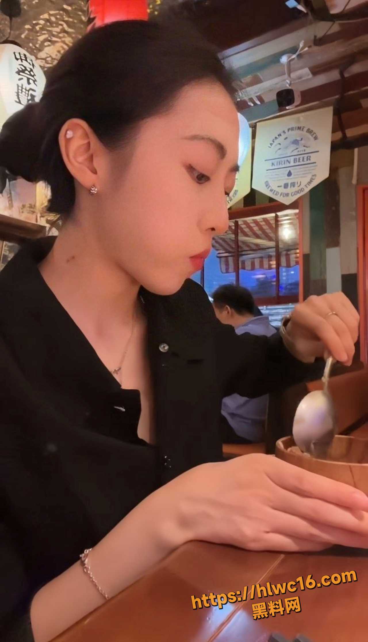 办公室里的秘密 让她双腿分开坐到我怀里 龟头在她光滑的大阴唇上撞击 配图