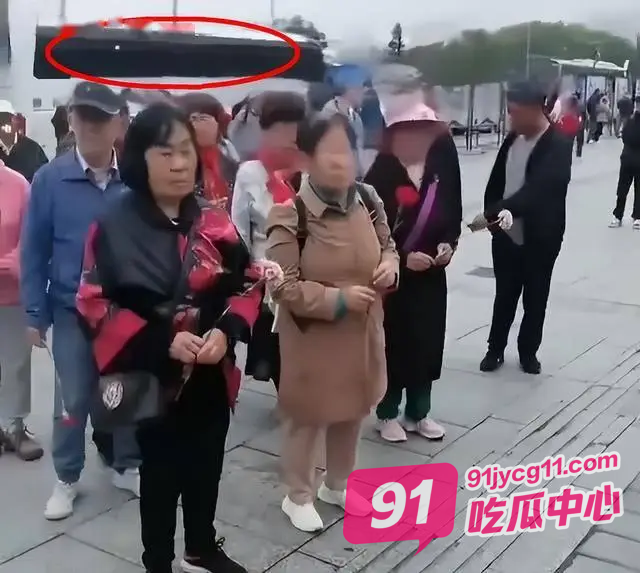 离了大谱！中国大妈到海参崴举行献花仪式 致敬俄罗斯战斗英雄？ 配图2