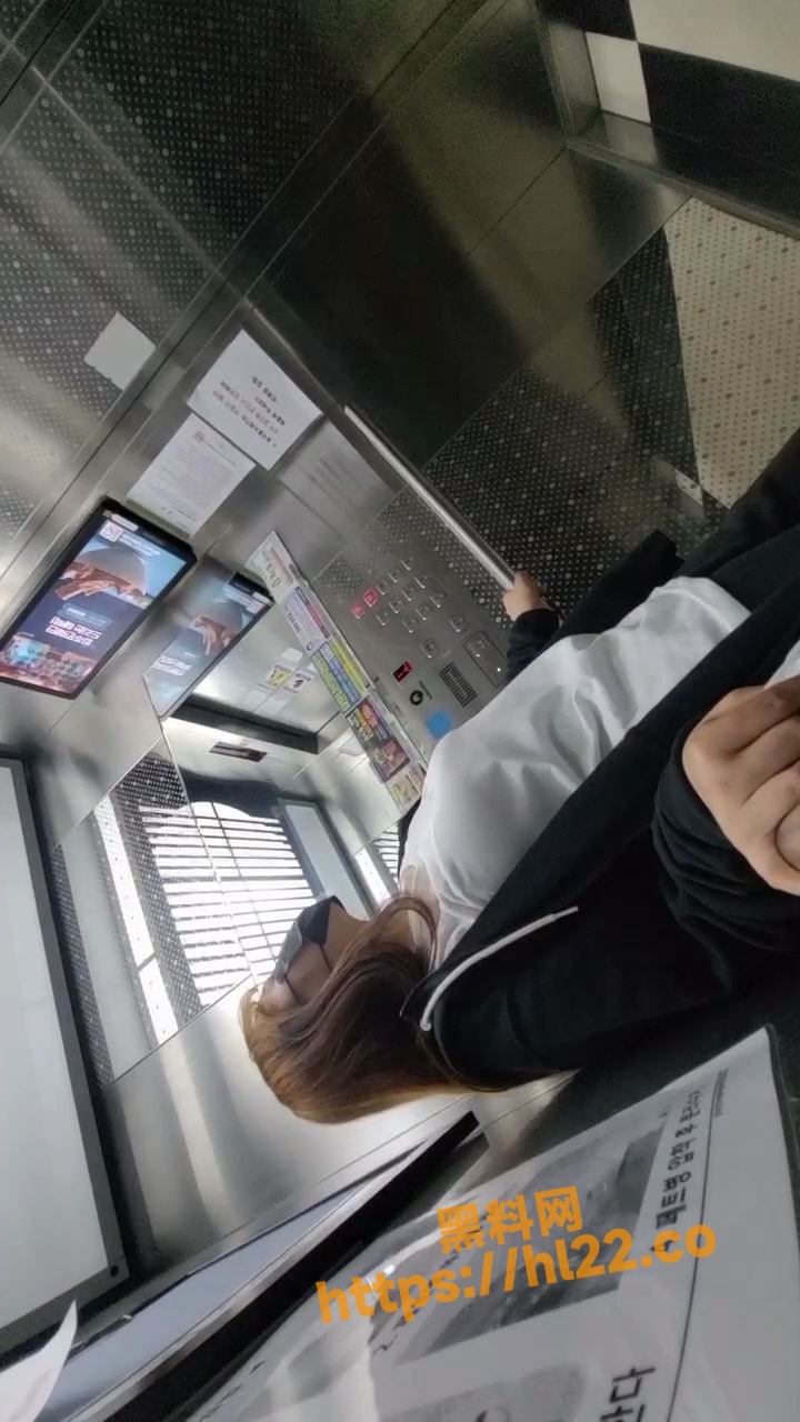 真实校园勾搭学生妹！诱惑其去女生宿舍楼梯间偷偷给我打飞机！场面一度刺激全程实拍～