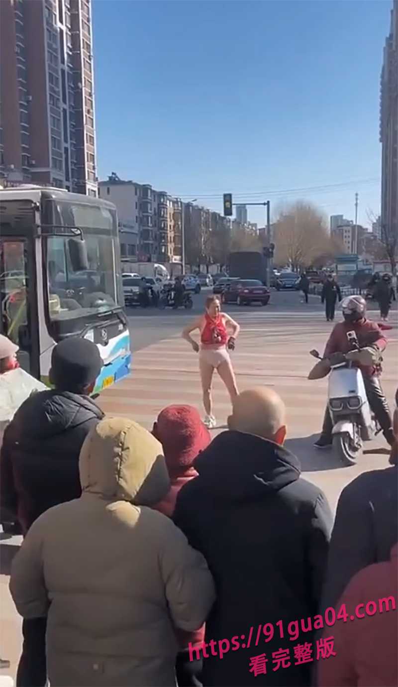 衡水老人拦车视频疯传 竟与疫苗奖金传言挂钩？