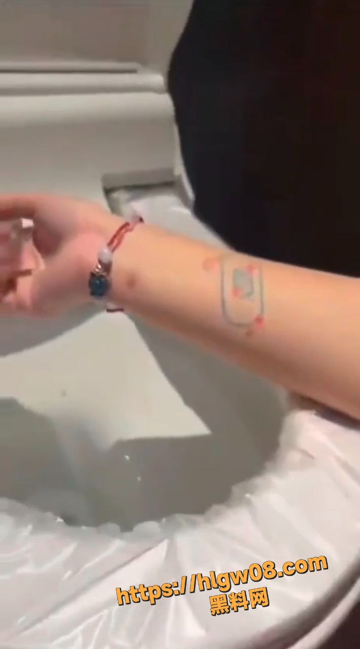 最近网上疯传 马桶女孩 割腕视频疯传 画面血肉模糊令人不寒而栗 希望我们的瓜友永远不要自残!