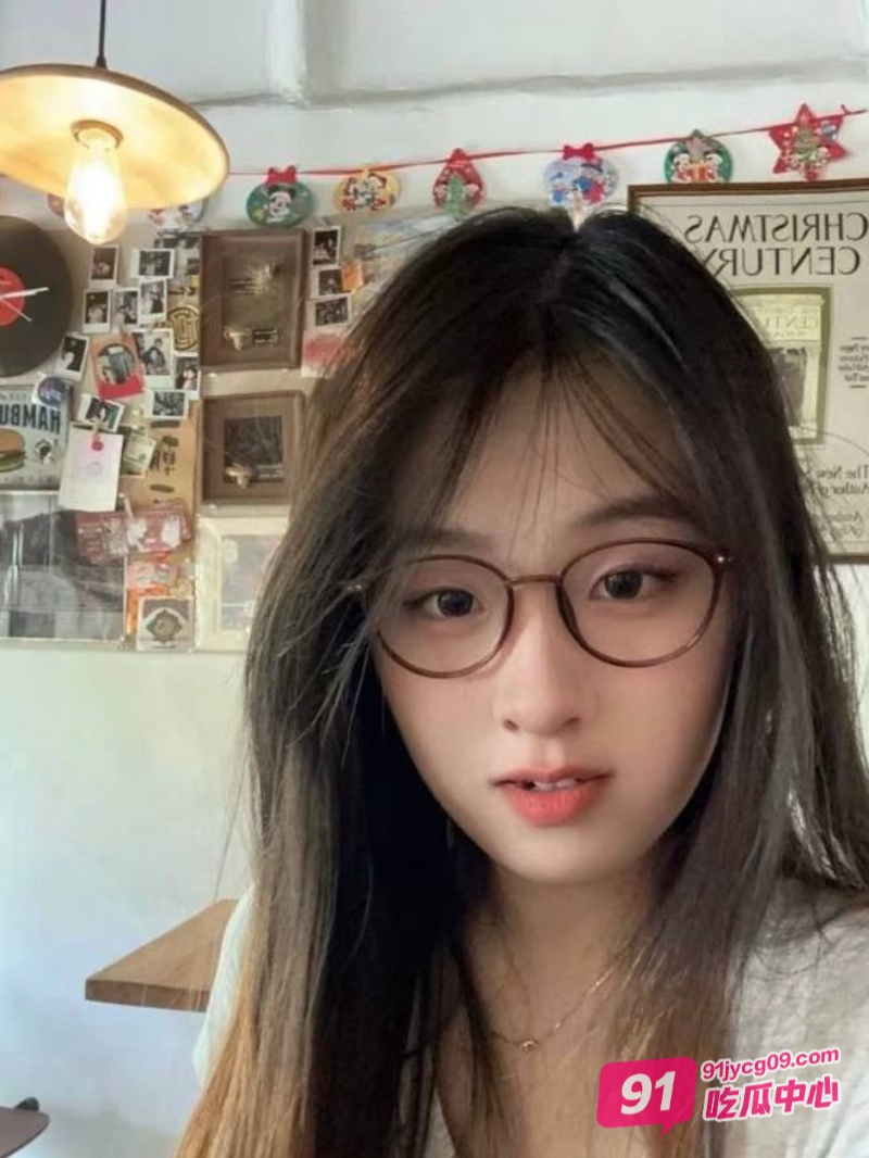 青岛巨乳眼镜妹徐欣媛 背地里喜欢深喉 说精液可以美容！ 配图3