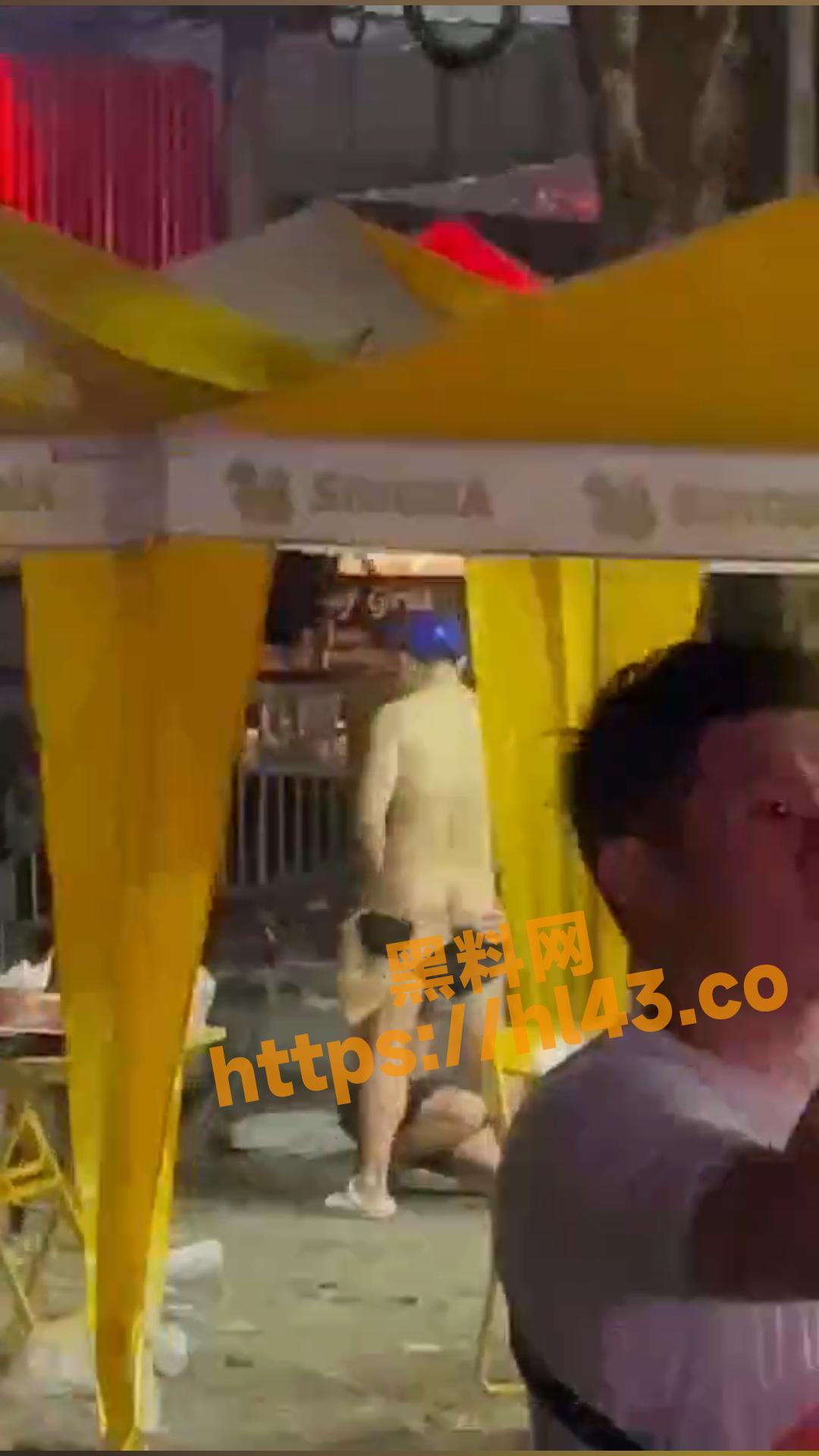 某地音乐节，你唱你的歌，我吃我的鸡，谁也不耽误谁，裤子都脱了你就看这个？
