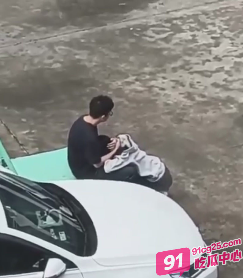 小区公共停车场小情侣女大白天口交吃鸡视频 实场景令人血脉贲张！ 配图3