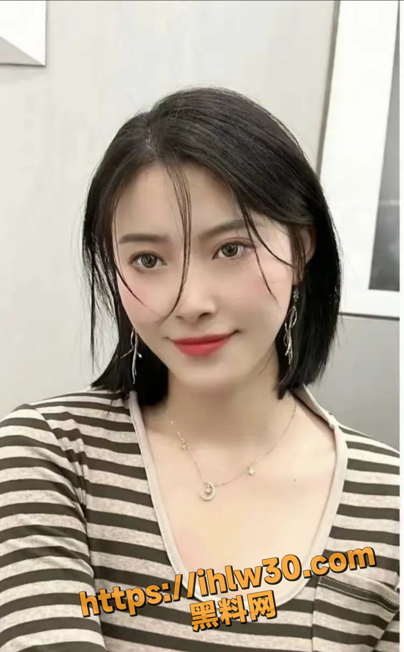 醉酒的小情侣在滴滴车上突发强烈性欲 拉着女友的腿就开始抠逼 丝毫不顾及司机大哥的感受！