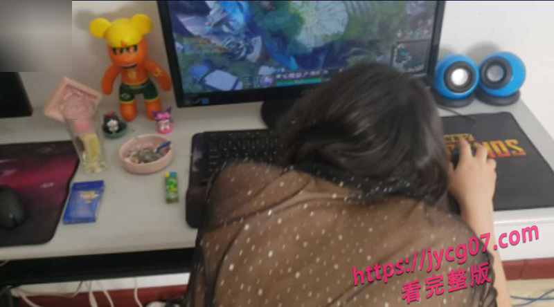 「叔嫂乱伦」陪玩嫂子求助修电脑 修着修着就修成“床战” 配图4