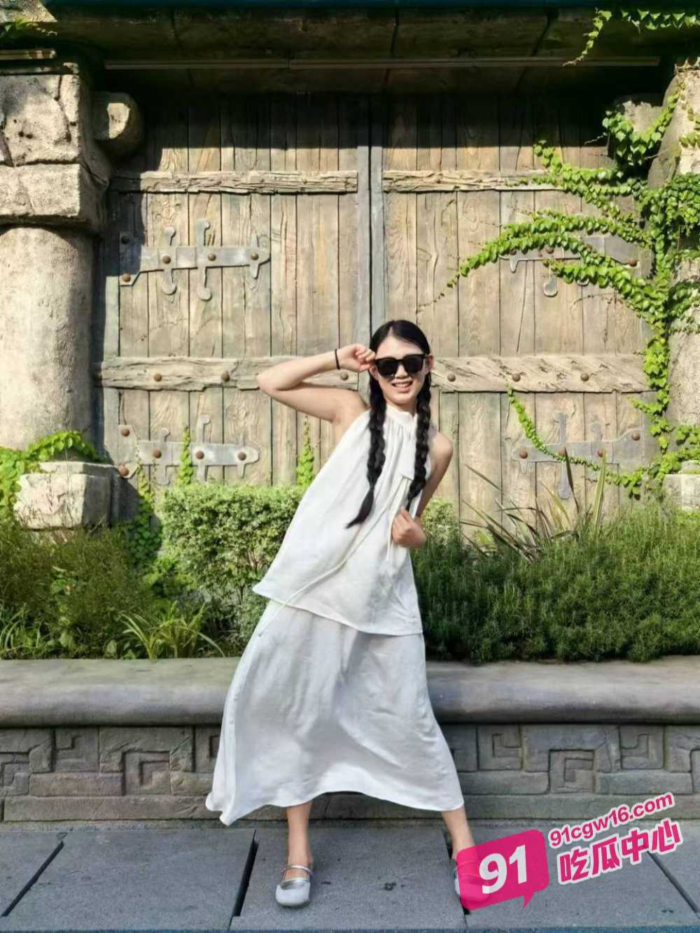绿帽男带好兄弟轮奸自己老婆 骚母狗极其的渴望野男人的肉棒 配图2