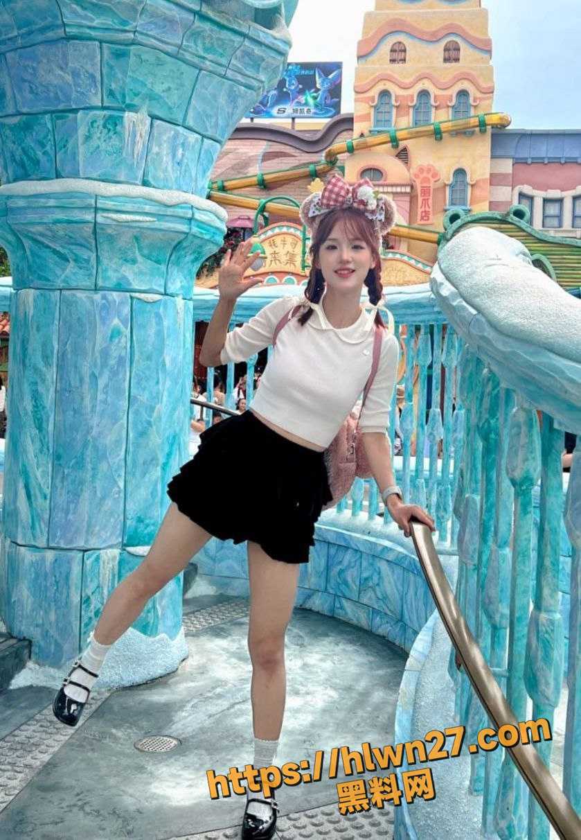 美女出浴展示下体 清纯高颜值女大生刚洗完澡 趴在床上翘起屁股 任由男主随意探索