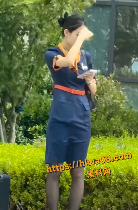 偷窥福利狂欢，大神镜头锁定空姐宿舍，多角度捕捉洗澡换衣秘密，生活曝光惊心动魄！
