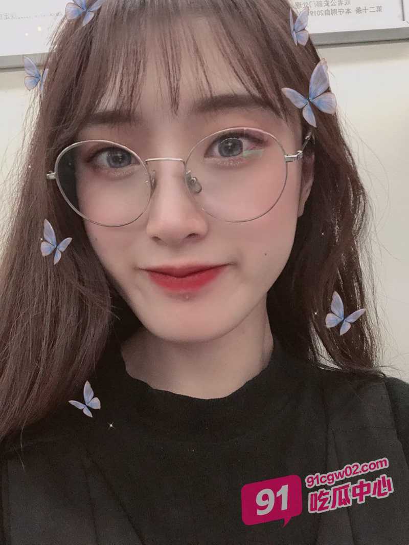 湖南怀化眼镜妹 子惠 成为男友的胯下母狗 鸡巴舔的熟练至极！ 配图3
