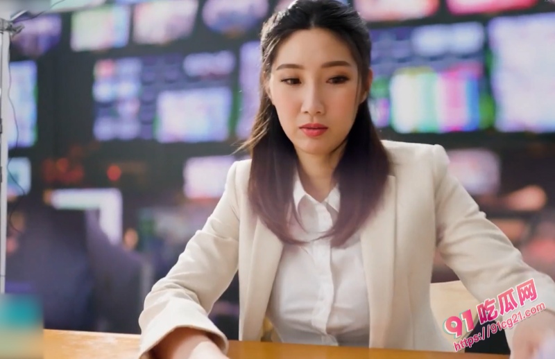 新闻主播 黎儿 lierbaby 直播时一本正经地挨操 在线比对极致反差 配图