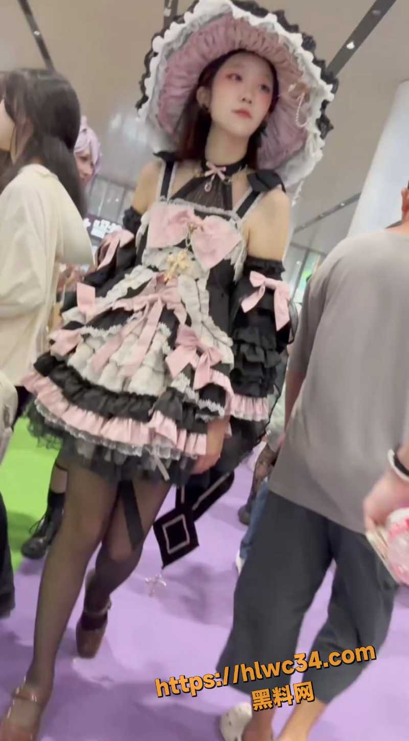 漫展偷拍最新福利 抄底黑丝洛丽塔美女 大长腿丝袜美臀一线天尽收眼底
