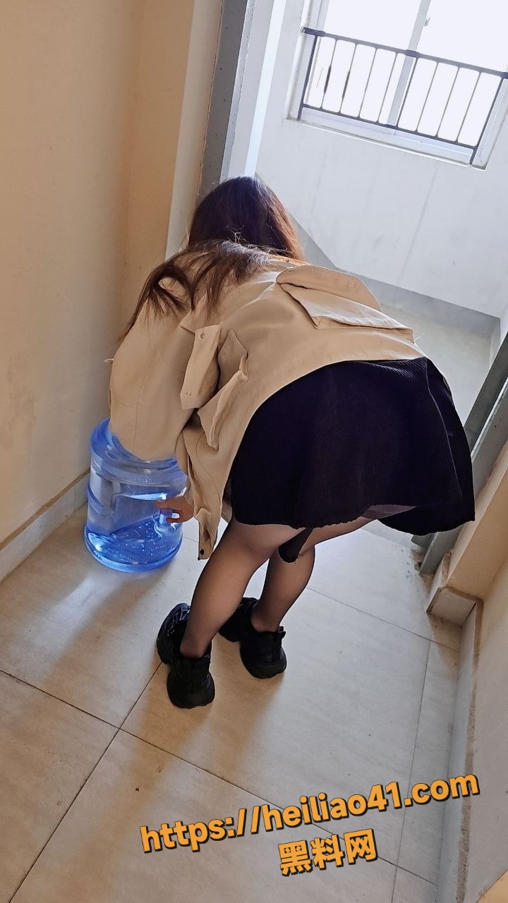 博主强上女邻居，强制舔穴按头深喉口交，多姿势爆操画面香艳刺激！