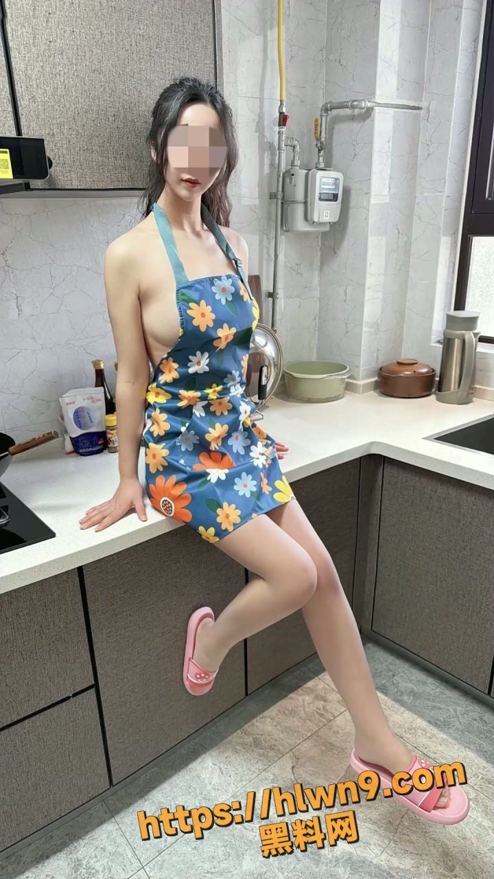 海角社区绿帽大神寝取NTR 老婆不仅裸体给单男做饭吃还无套内射！