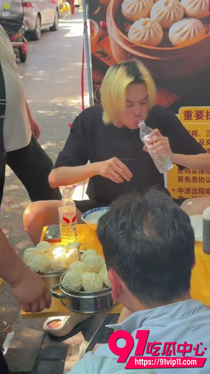 小哥街头挑战10分钟吃10笼大包子2 1