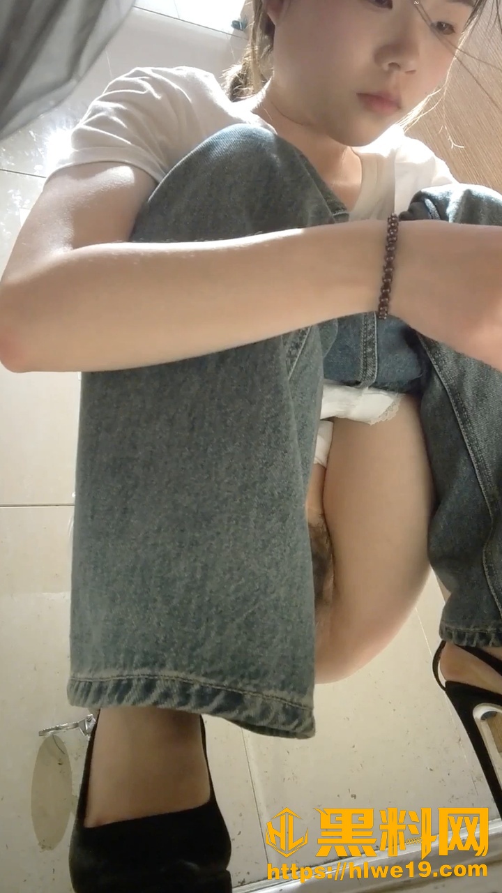 酒吧女厕 全景偷拍多位美女放尿过程 牛仔裤美女人美B更美