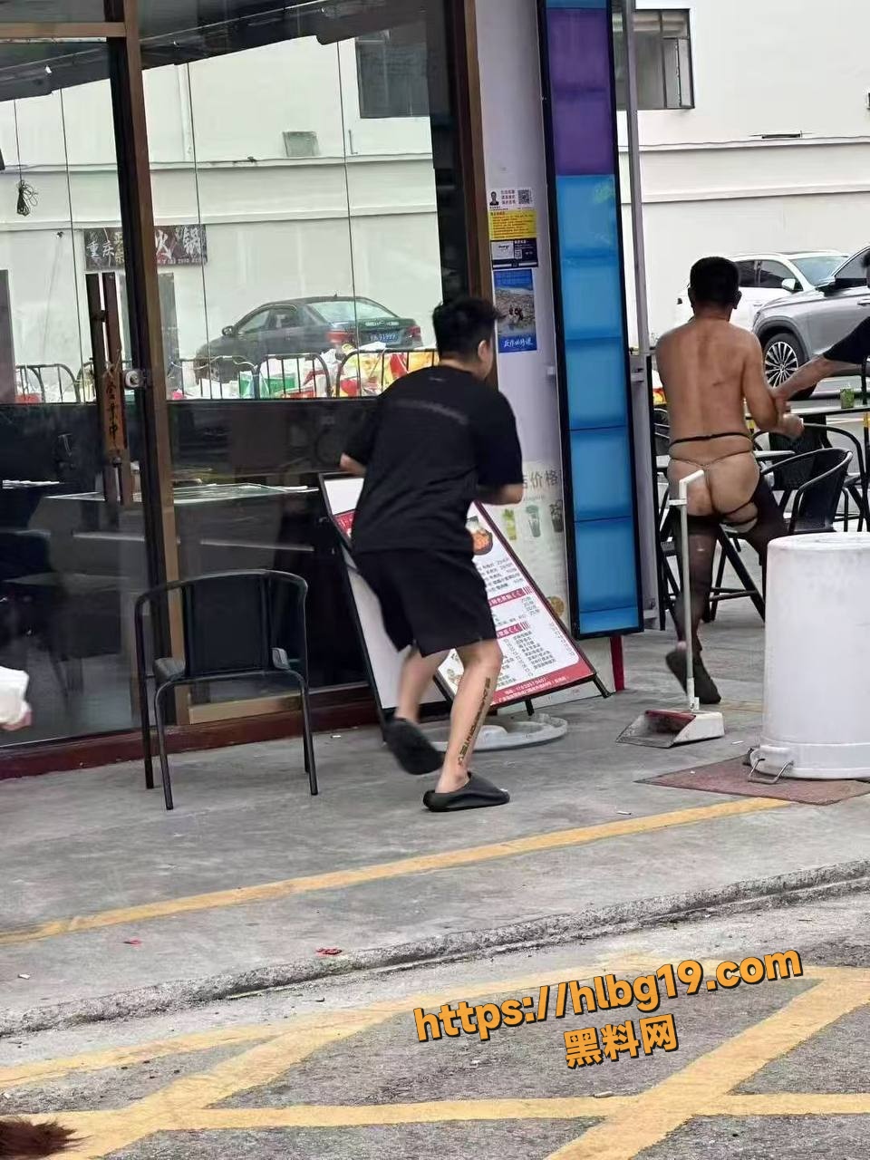 男娘当街露出黑丝渔网袜 饭店门口脱衣耍赖坐椅不肯走 老板驱赶无果无奈拍视频曝光！