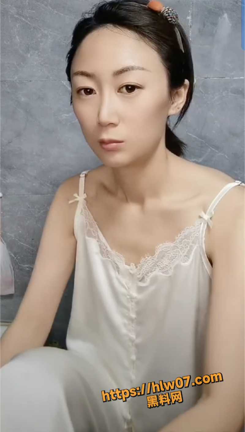 抖音女主播意外真空露点的闪现合集 小白兔非常的粉嫩圆润 狼友更喜欢哪一个