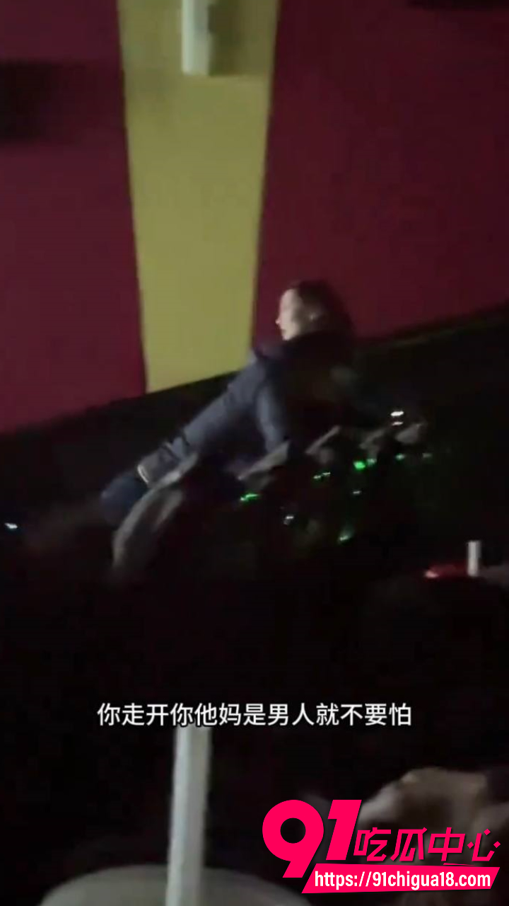 老婆带孩子出轨当场被老公逮个正着8