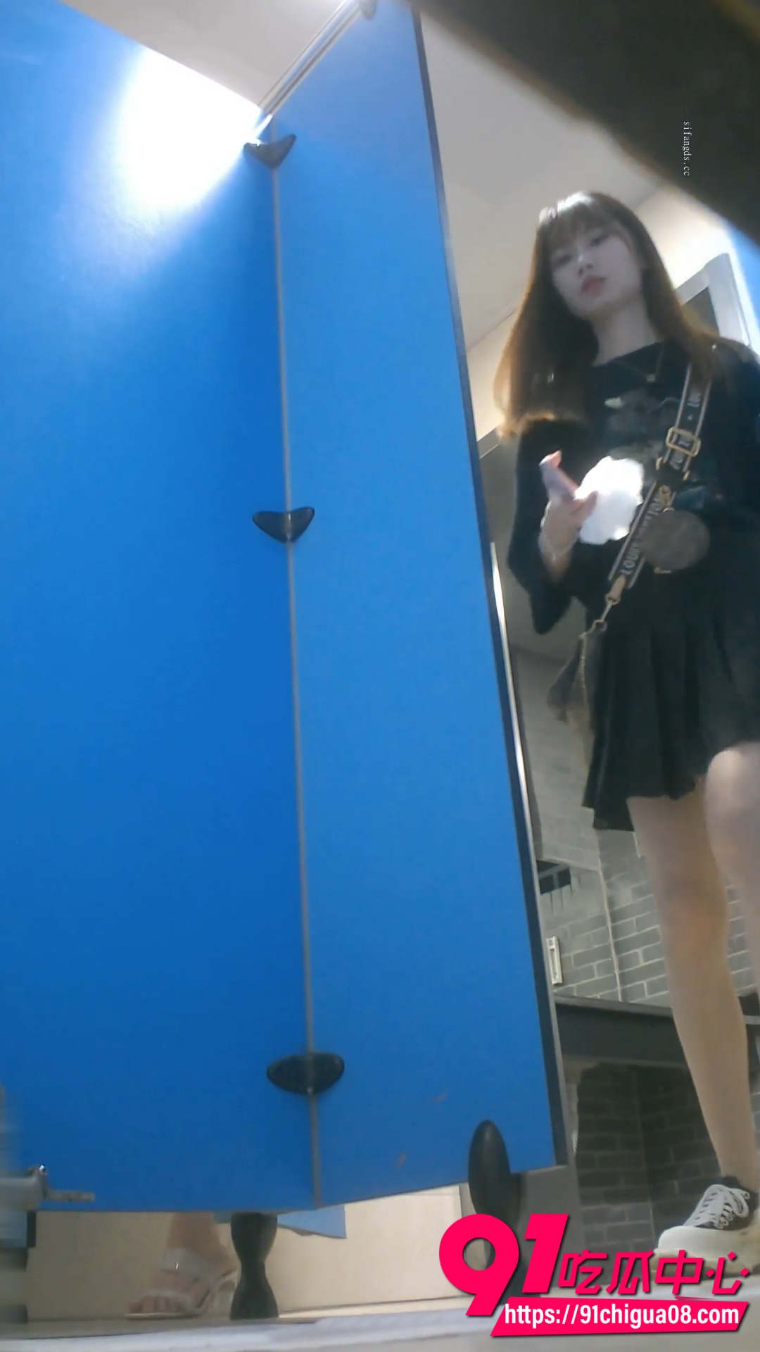 精品厕拍潜入艺校女厕 成功漫展coser小姐姐小鲍鱼特写 高清捕捉骚穴挂淫水尿液晶莹闪耀