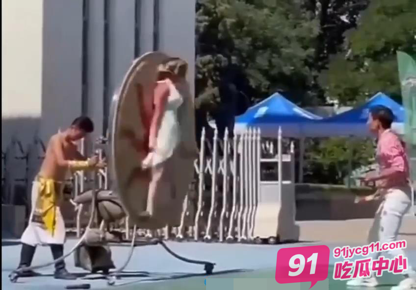 让老外都吓一身冷汗的杂技表演 女主姐姐真的不害怕吗？ 配图3