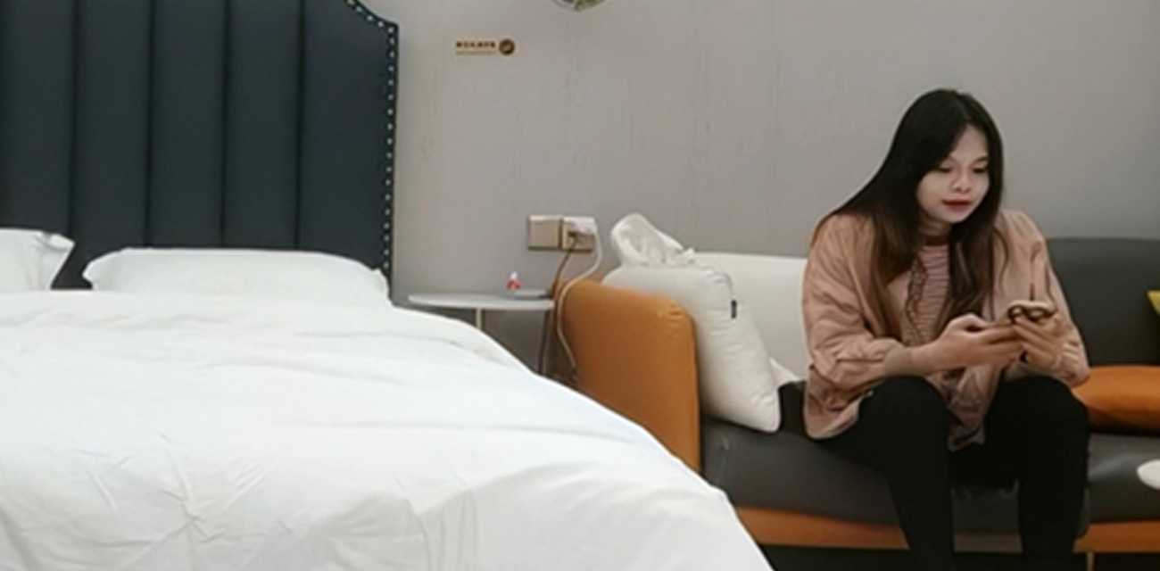 利哥探花 重金网约巨乳外围 脸穴全露被花式操弄 百般迎合竟动情高潮!