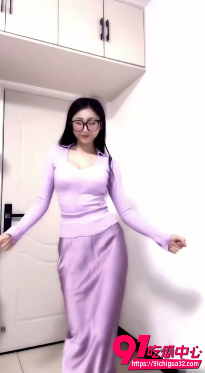 一只白咩咩舞蹈大合集 眼镜反差婊在家高抬腿紫色情趣内衣秀 极致柔韧身材漏点擦边