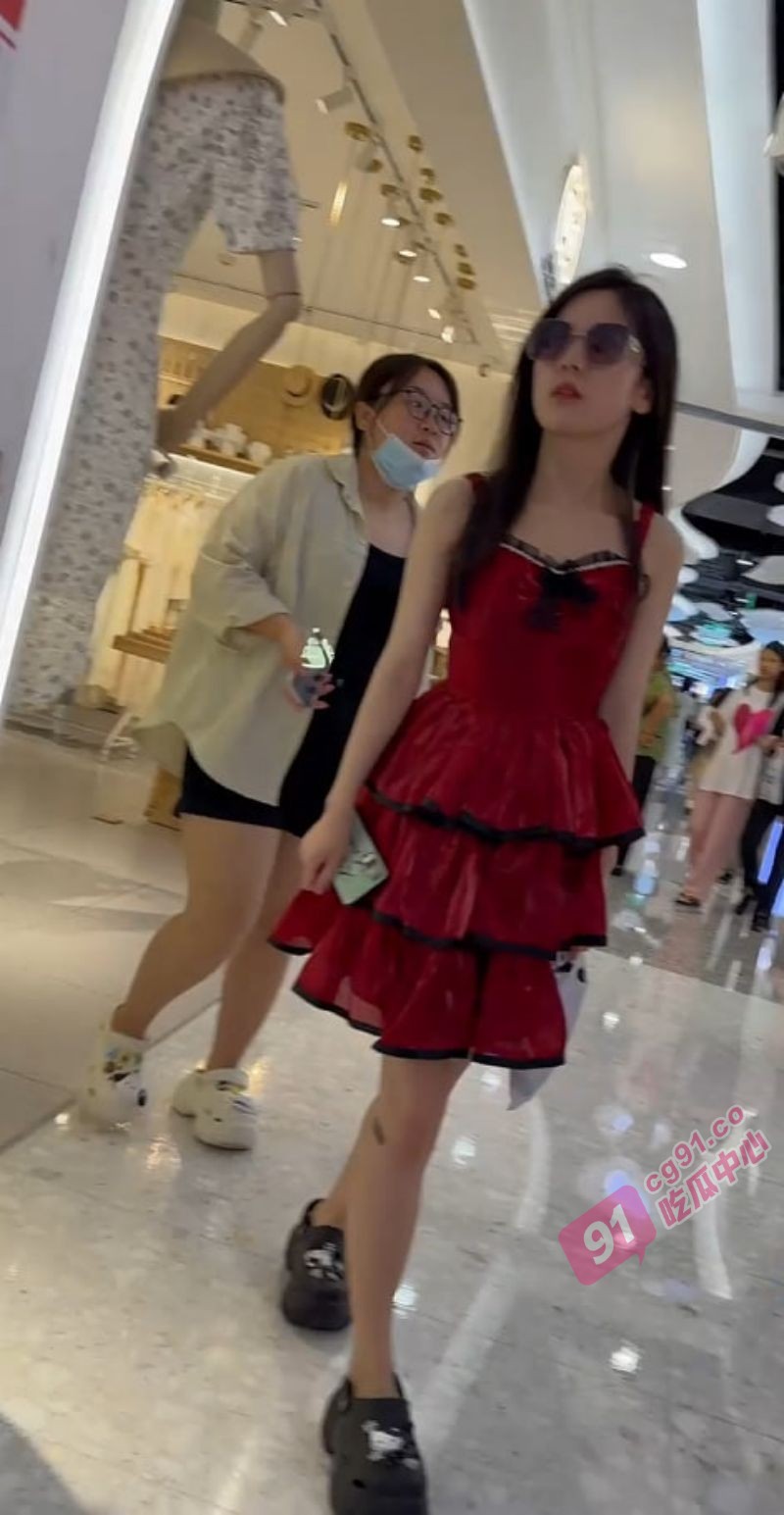 抄底偷拍学生妹逛街～洛丽塔美腿小美女居然不穿内裤 黑森林涌现！