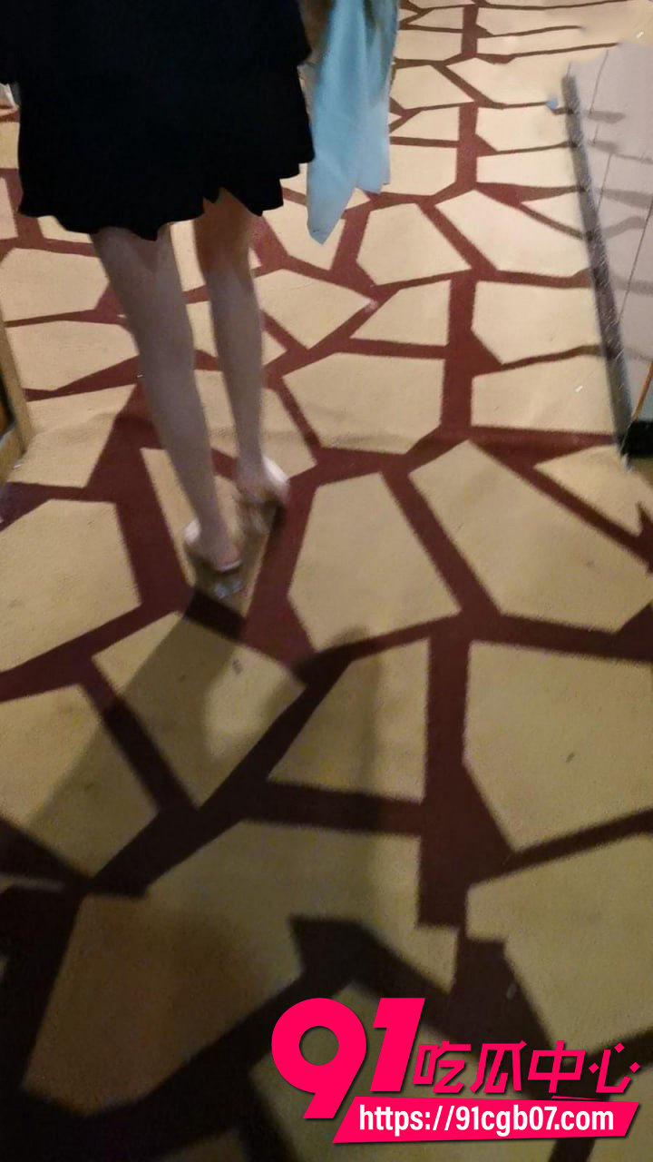 对老爸的怨恨发泄在老妈身上对着结婚照内射2 对老爸的怨恨发泄在老妈身上对着结婚照内射2