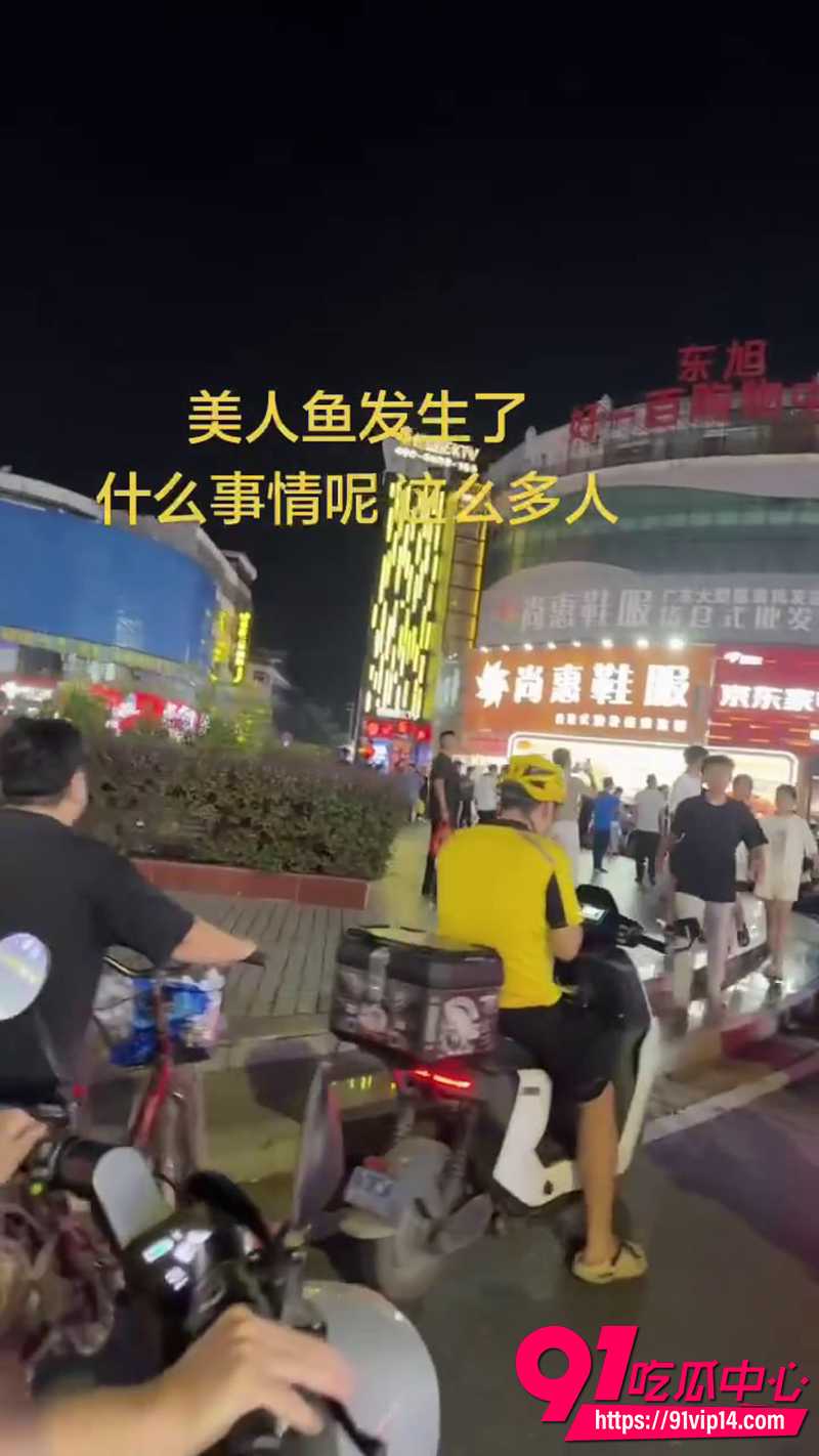 广西北海合浦美人鱼广场情感闹剧 男子偶遇前妻甜蜜逛街醋意大发 当街大打出手!