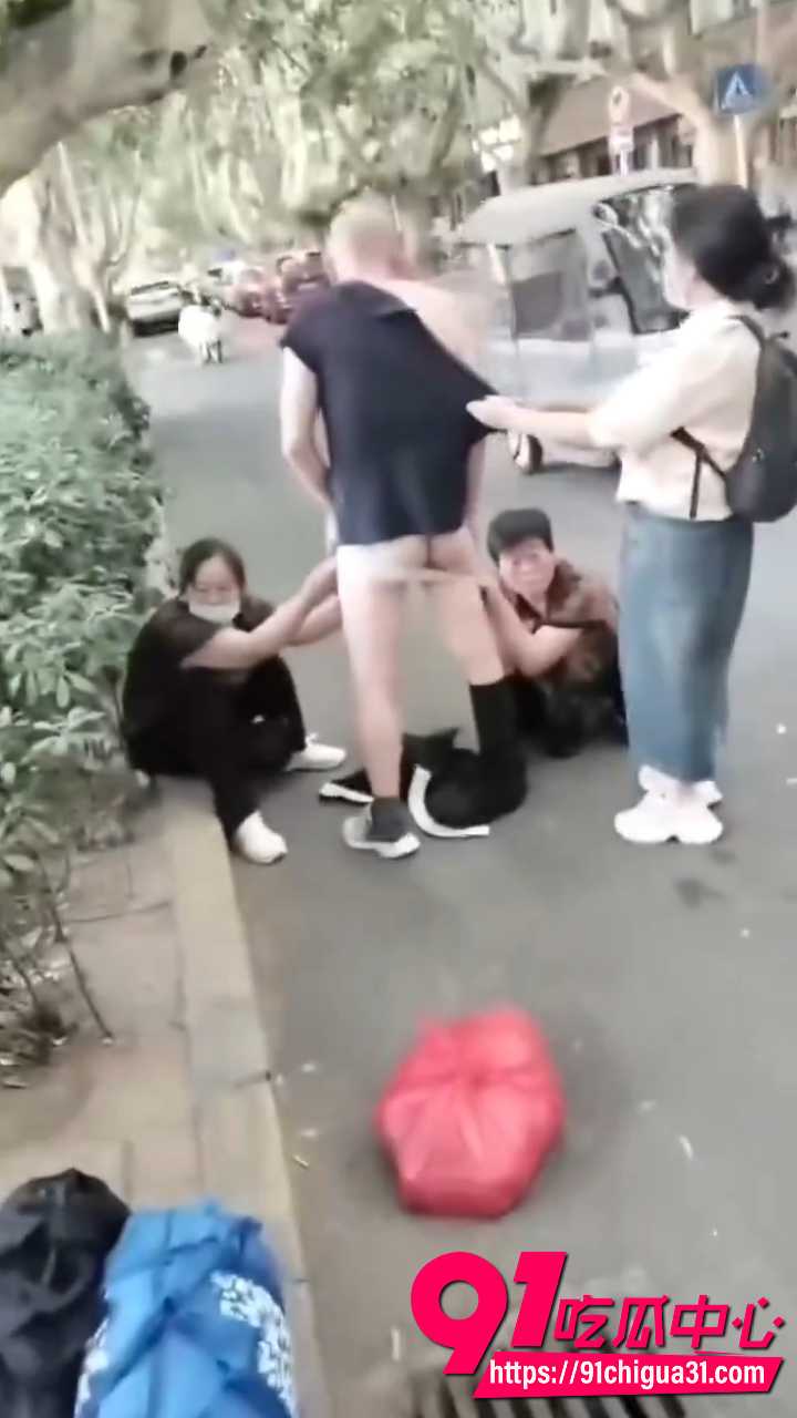 三个女干部街头围住上访老头6