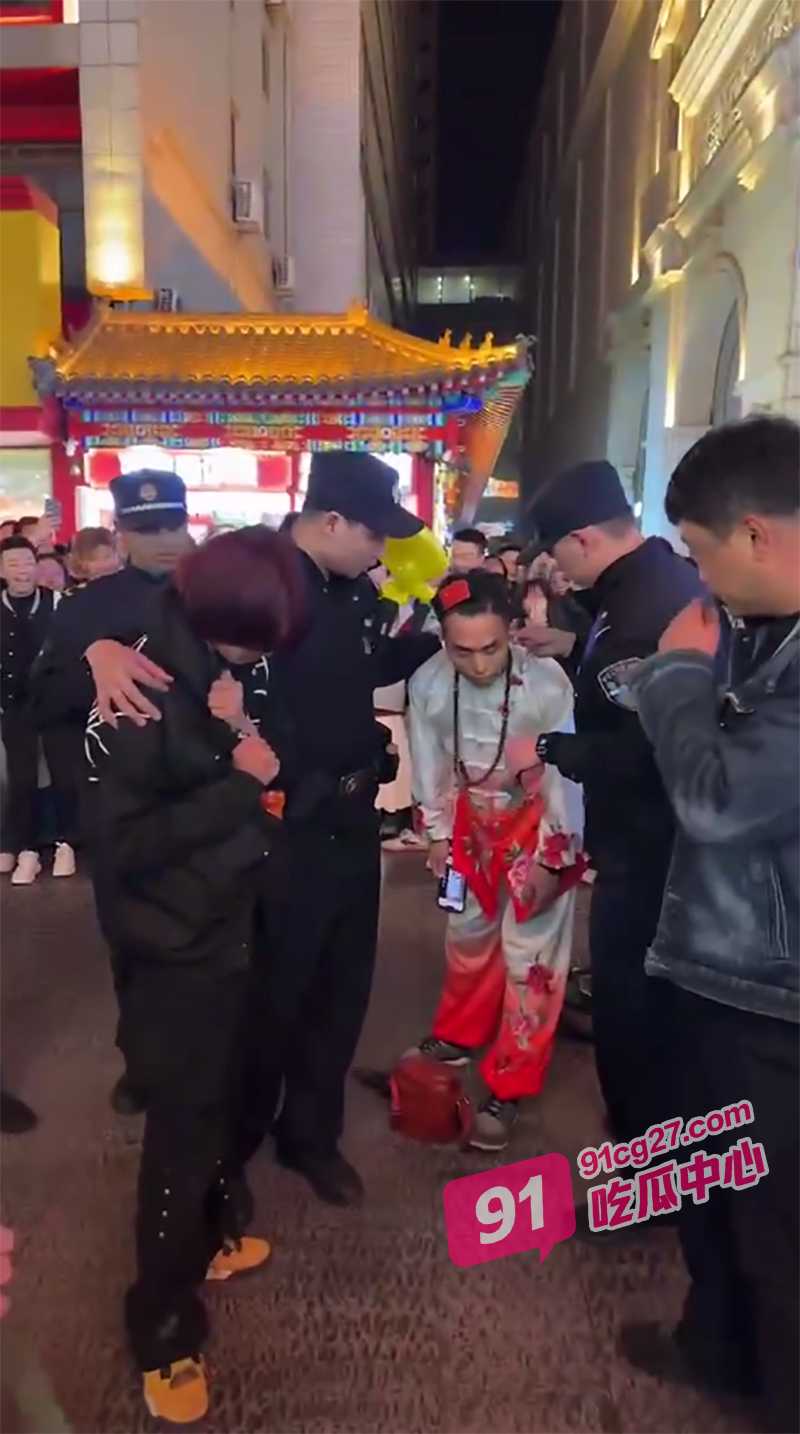 辽宁沈阳中街情侣吵架事件 男方吃软饭还出轨 现场混乱场面一度失控！ 配图4