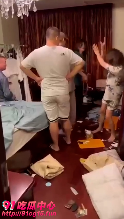 捉奸现场～老大哥出轨自己的侄子媳妇 当场抓包 这女的到底是图什么呀！