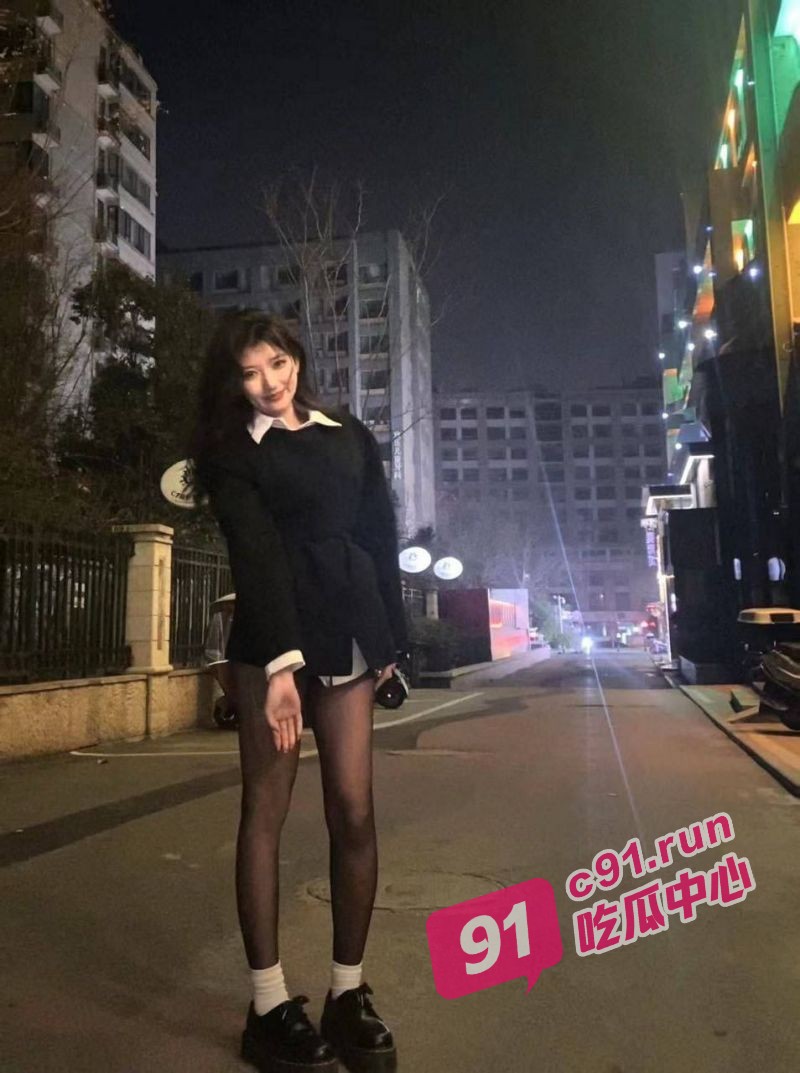 天津美院公交车张慧雯！校内女神校外野鸡 给钱就能操！
