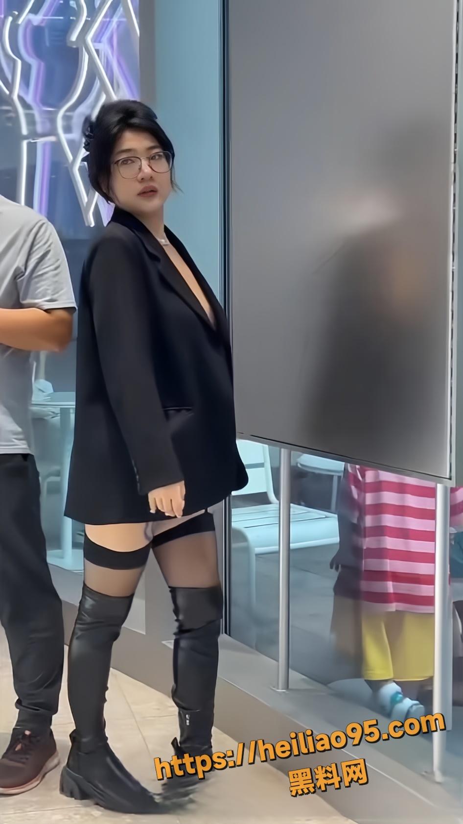 顶级反差婊 商场内大胆露出 黑丝长靴坦胸露乳反差至极