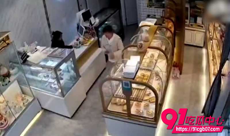 江西一孩子用手触摸蛋糕被店家好心提醒4