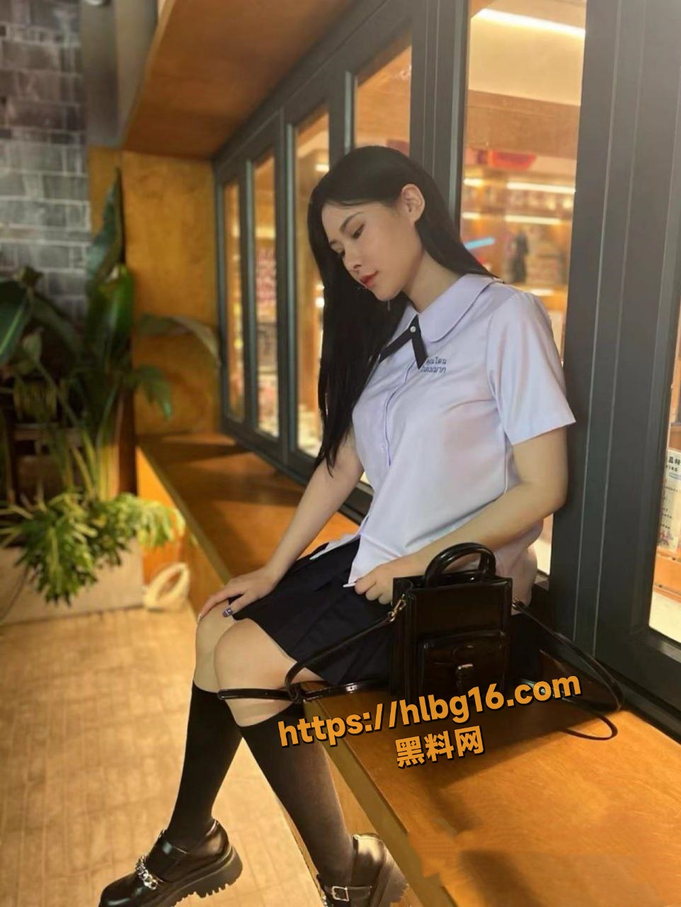 极度骚淫反差高颜值女大学生 健身房勾引教练 家中车内狂野多P三洞全开淫水喷涌！