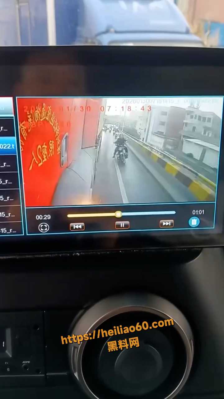 广东韶关乐昌惊魂车祸 摩托男失控直冲货车 瞬间爆头惨死现场