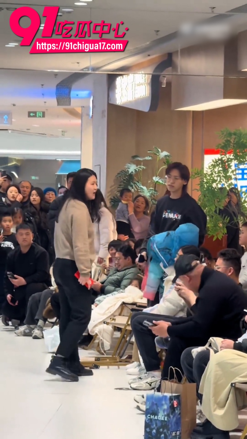 济南万达广场突发街头对骂宝妈PK年轻情侣11