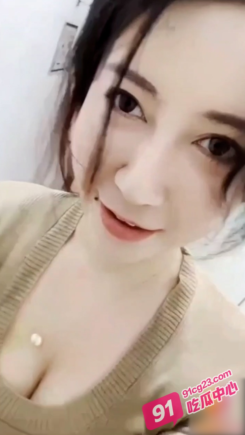 营业员王佳佳偶遇心动顾客 试衣间调戏跪舔 镜前被后入啪啪颜射！ 配图6