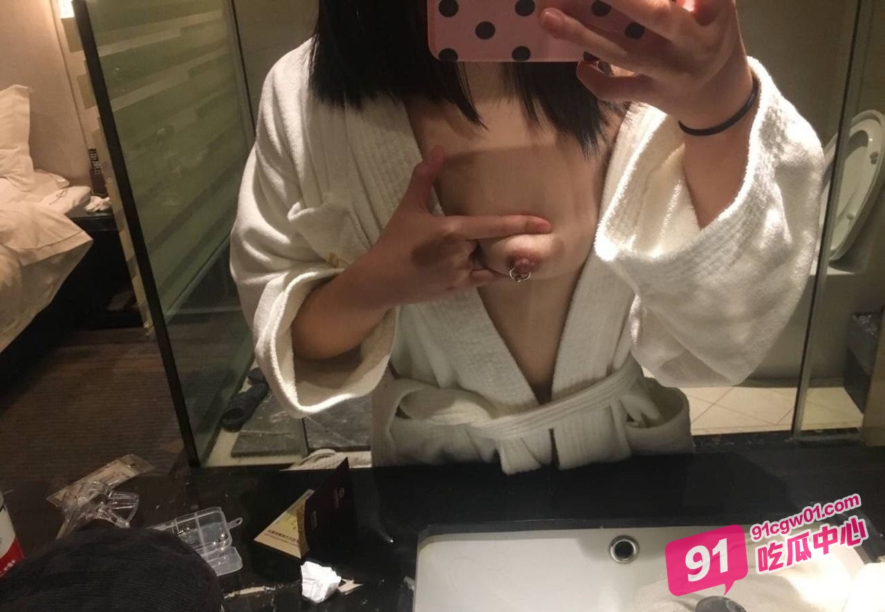 社会小妹李小莫艺名依依早期下海作品 从首次做爱穿乳钉到骚母狗极限拳交扩阴！ 配图6
