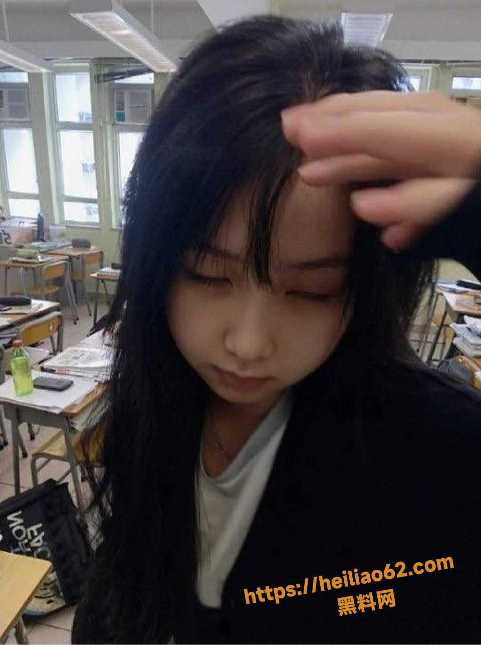 港台学生妹 李亦菲 还在读书年纪就跪舔鸡巴尝到了快乐 被包养视频流出