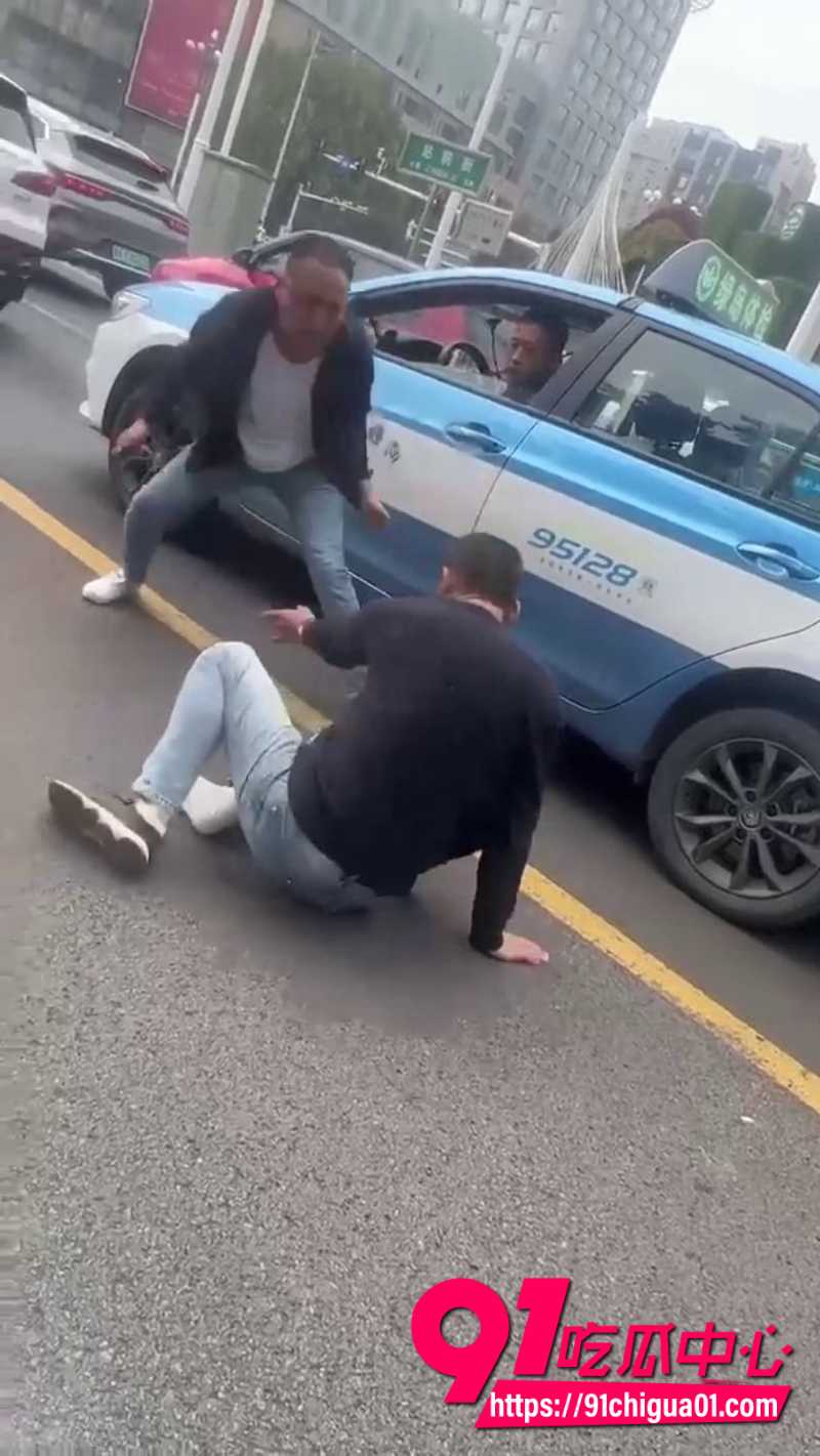 路怒症街头打架白鞋男子2