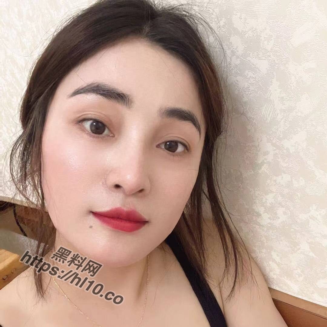 《独家爆料》北京丰台区美容店熟女人妻老板「李佳丽」大奶黑逼全裸自慰！
