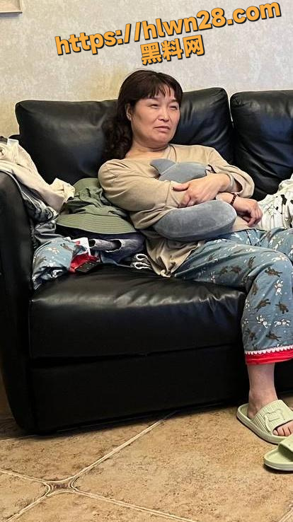 网友偷拍熟女老妈 厕所放尿全裸更换卫生裤 只能用畜生来形容 这是怎样的奇葩癖好