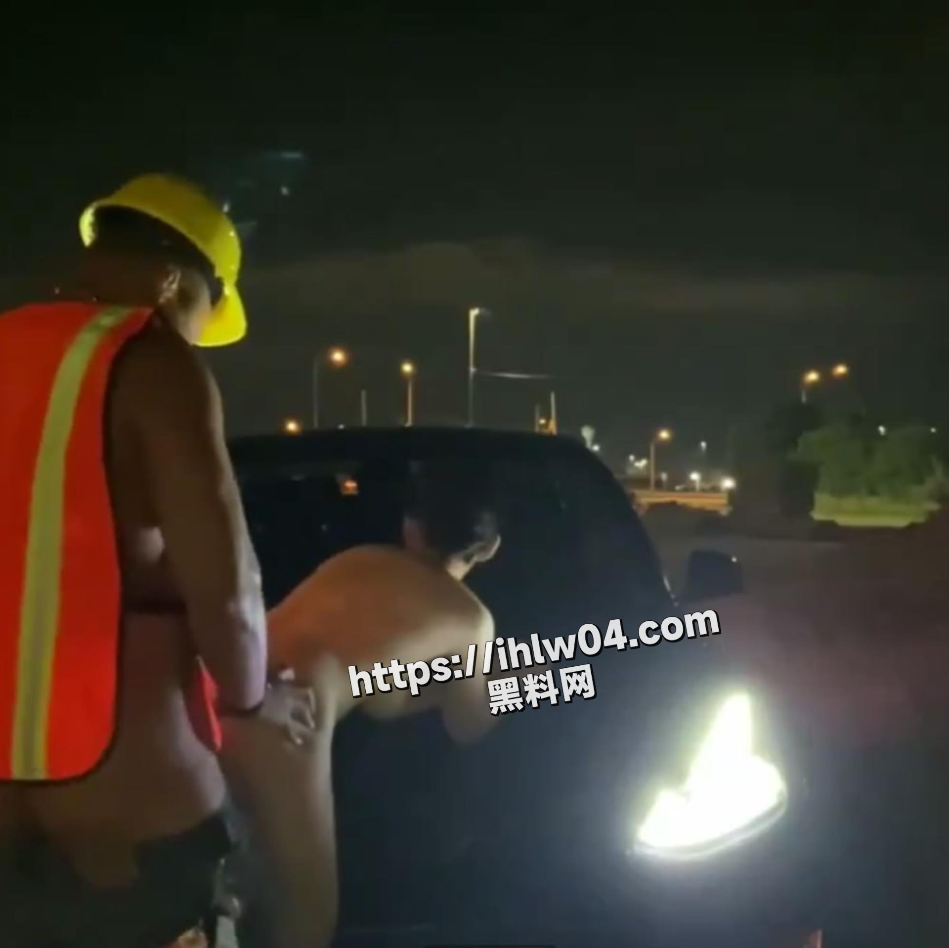 广州工地门 媚黑少妇深夜勾引工地黑人 直接扶着后备箱开操！