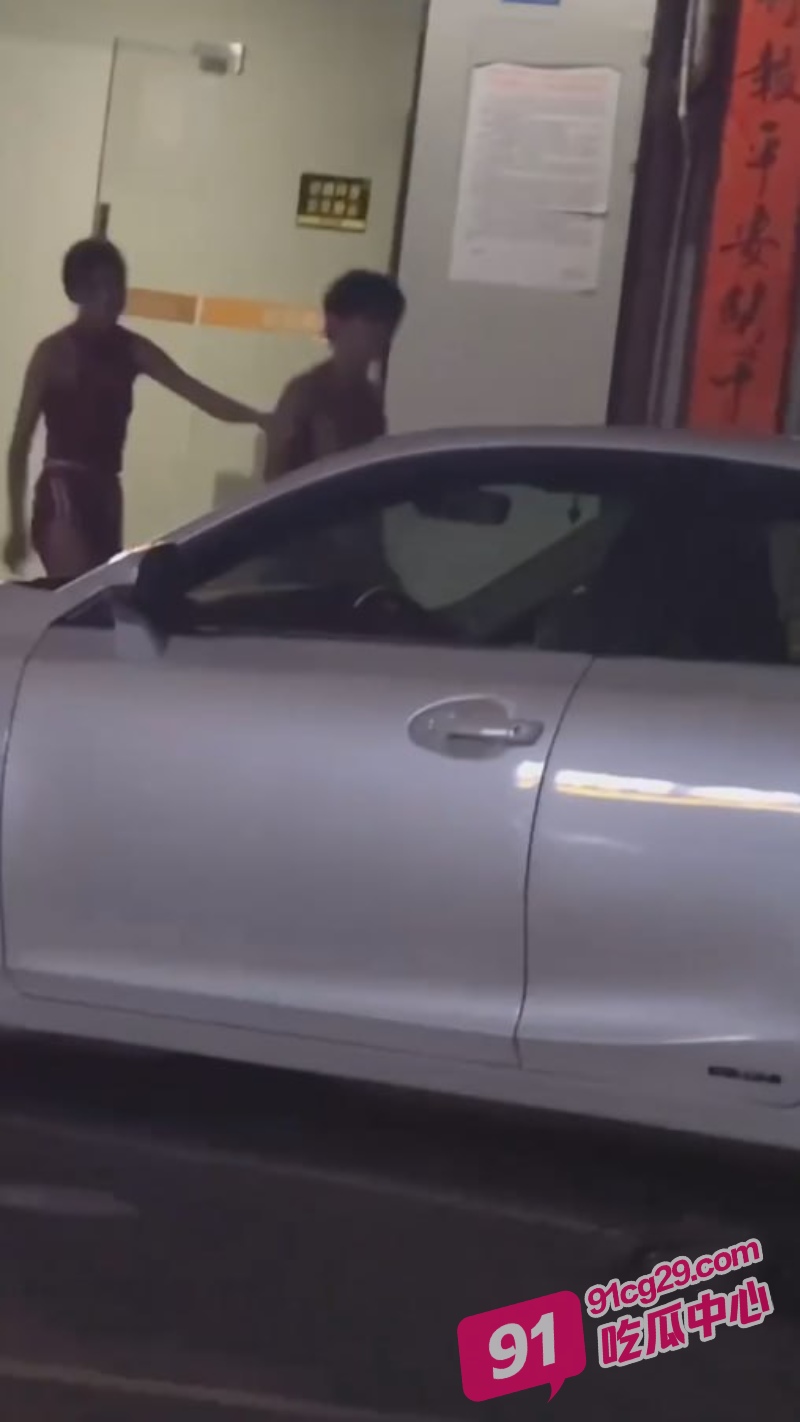 广东清远红衣女子当街强吻 赤身小伙被暴力推倒 疑似出轨被抓挽回男友 配图2