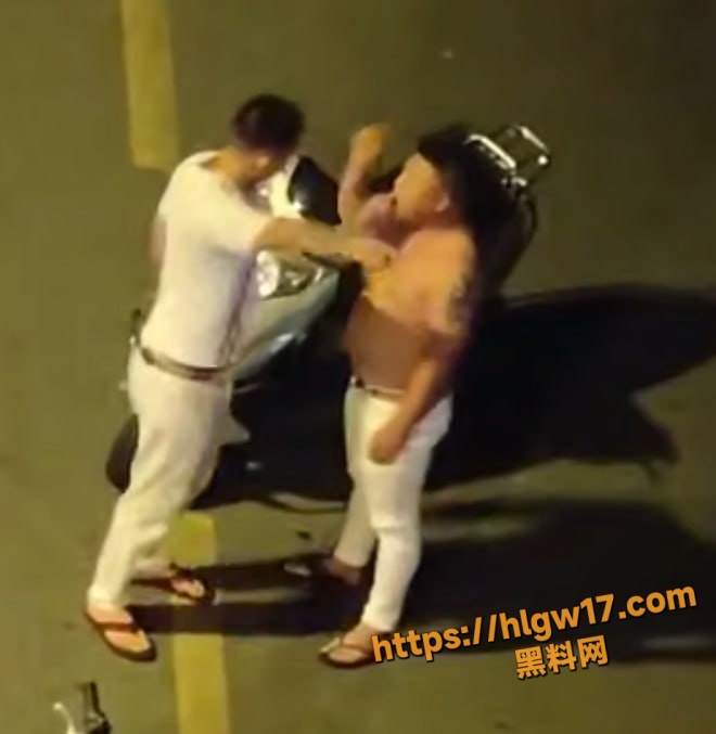 凌晨街头冲突砍人 喝多了吵起来了 摩托车底座拿出刀就往身上砍 不知道清醒了会不会后悔！