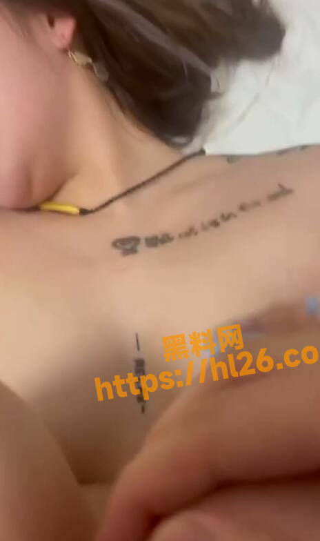 霸气纹身女神 杨静 裸露出美乳各种妖娆自拍色诱！被人捏着奶子强悍操逼！